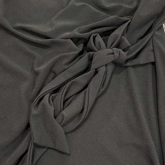 Gilli Elegant Black Sleeveless Dress - Picture 4 of 5